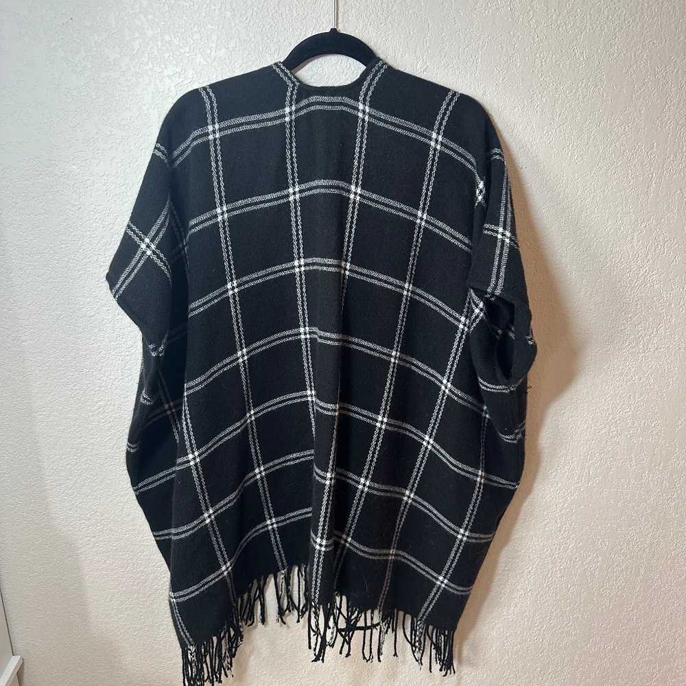 Ann Taylor LOFT Black and White Plaid Shawl Poncho – Size XS/S - Picture 4 of 4